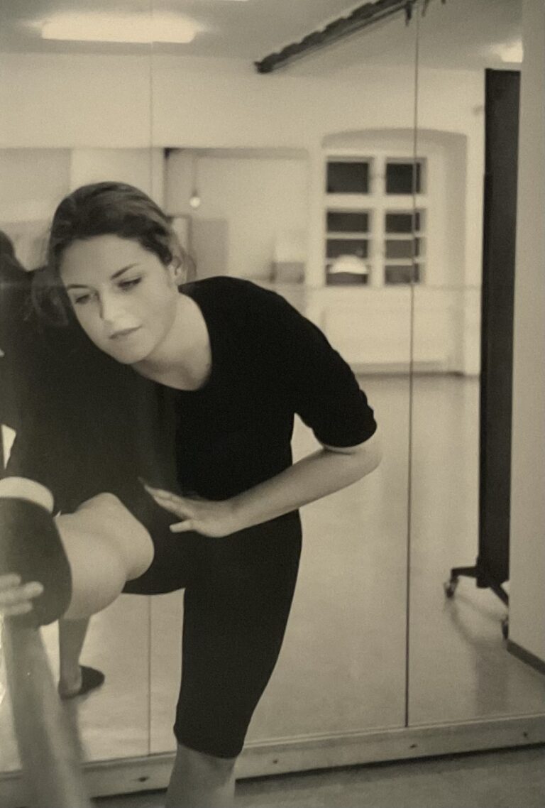 Milena Mazanec-Mitmasser im Tanzstudio beim Dehnen