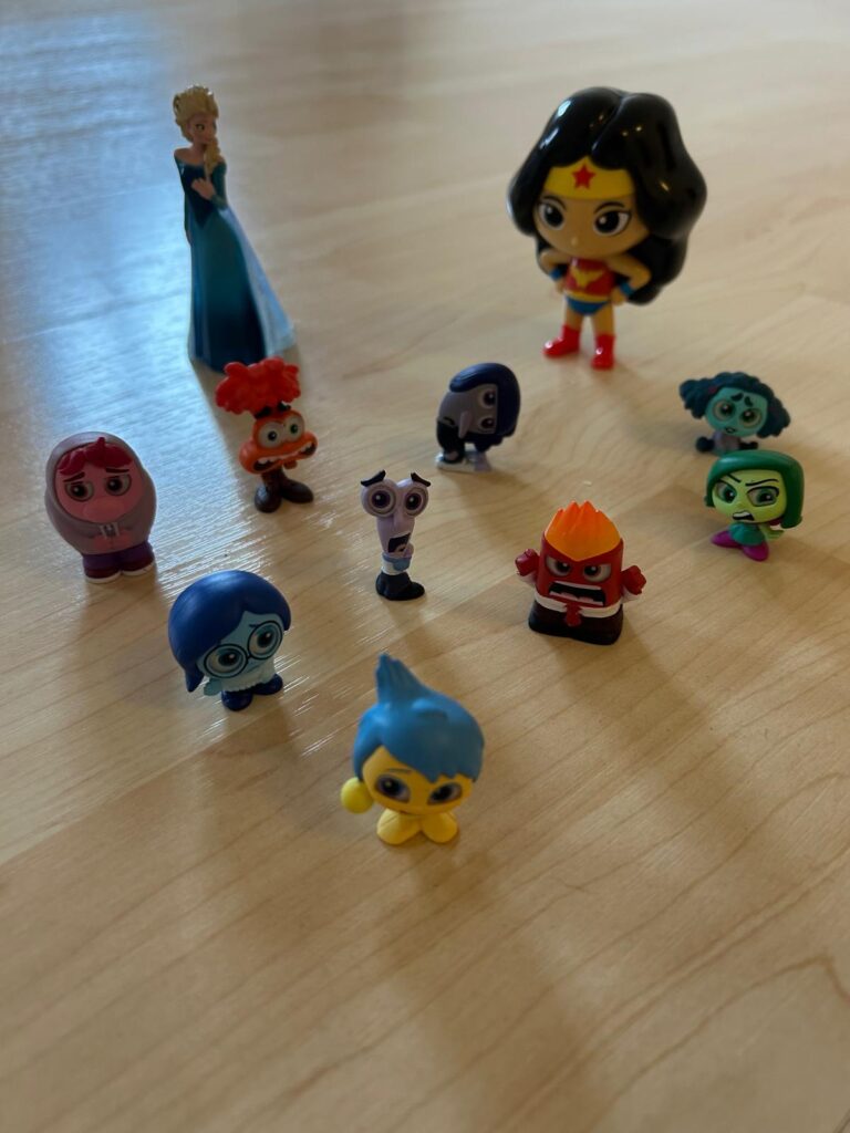 Kleine Spielfiguren rund um das Thema Wonder Girls